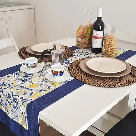 아파트 Cozy House In With Panoramic Terraces 오스투니